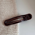 Nahaufnahme der bernsteinfarbenen Harz-Haarklammer mit France Handmade Goldprägung - Entenschnabel-Clip (Hohl) / Rotbraun Hohl-Stil