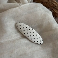 Dettaglio molletta per capelli in tessuto crema a pois neri su sfondo di lino naturale - Stile Ovale (Fermaglio Pois Bianchi-Ovale) / Base Bianca Pois Neri Ovale