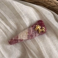 Dettaglio di un fermaglio per capelli triangolare in tweed rosa e bianco con ciondolo a pony - Triangolo / Fermaglio Triangolo Cavallo Oro Tweed Quadri
