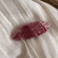Dettaglio della clip per capelli in maglia rosa e crema con una calda trama felpata - Ovale / Fermaglio Ovale Tweed Quadri