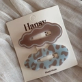 Nahaufnahme von BB-Haarspangen mit Leopardenmuster und braunem Flock auf Displaykarte - Leoparden Wolke Beflockung Stil - Blau Leopard / Blau Leopard