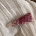Dettaglio di un fermaglio per capelli in tweed con trama intrecciata rossa e beige - Triangolo / Fermaglio Triangolo Tweed Quadri