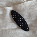 Dettaglio di un fermaglio per capelli ovale in tessuto con motivo a pois bianco e nero - Stile Ovale (Fermaglio Pois Neri-Ovale) / Base Nera Pois Bianchi Ovale