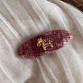 Dettaglio del fermaglio per capelli in tweed rosa scuro con piccolo emblema di cavallo dorato - Ovale / Fermaglio Ovale Cavallo Oro Tweed Quadri