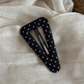 Vista dettagliata di una clip per capelli a triangolo con pois retrò su sfondo di lino - Stile Triangolo Cavo (Fermaglio Pois Neri-Triangolo Cavo) / Base Nera Pois Bianchi Triangolo Cavo