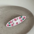 Dettaglio della clip per capelli rosa con rilievo di gatto e fiori su vassoio in ceramica - Clip Gatto che Cammina-Rosa