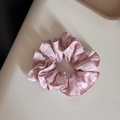Détail d'un chouchou en tissu à rayures roses et blanches avec texture douce - Chouchou Rayé Rose Douce Petit