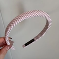 Detail des rosa-weiß karierten Stoff-Haarreifens mit weicher Baumwolltextur - Süßes Rosa Gingham Haarband Schmal Kleines Karo