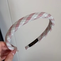 Details des Haarreifens aus rot-weißem Karostoff mit seidenem Markenetikett - Süßes Rosa Weiß Gingham Haarband Schmal