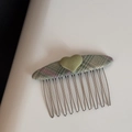 Detail eines koreanischen Haarkamms mit grün-rosa Karostoff und einem grünen Herzdekor - Frisches Grün - Grünes Herz Haarkamm