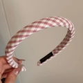 Detail eines rosa Gingham-Stoff-Haargummis mit gewebtem Etikett und weicher Textur - Süßes Rosa Gingham Haarband Schmal Großes Karo