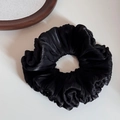 Vista detallada de coletero de satén negro plisado con textura de tela elegante y pliegues - Negro