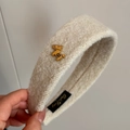 Dettaglio del cerchietto in pile bianco crema con decorazione a forma di cavallo in metallo dorato - Bianco Sporco