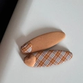 Détail de barrettes BB en tissu marron à carreaux avec patchs en forme de cœur assortis - Barrettes Ovales Cœur Patchwork Écossais Orange