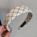 Dettaglio del cerchietto a quadri bianco e nero con etichetta interna Hand Made - Cerchietto Largo / Cerchietto Largo Bianco Griglia Vintage