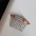 Détail du peigne à cheveux en tissu à carreaux marron avec cœur rose et dents en métal - Peigne à Cheveux Cœur Patchwork Écossais Orange