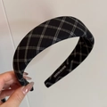 Dettaglio di un cerchietto a quadri bianchi e neri con etichetta handmade all'interno - Cerchietto Largo / Cerchietto Largo Nero Griglia Vintage
