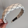 Dettaglio di un cerchietto imbottito fatto a mano con motivo a quadri bianco e nero classico - Stile Base / Cerchietto Bianco Griglia Vintage