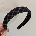 Dettaglio del cerchietto vintage a scacchi neri e bianchi con design spesso imbottito - Stile Base / Cerchietto Nero Griglia Vintage