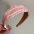 Detail van roze satijnen brede haarband met sprankelende strass-steentjes voor styling - Roze