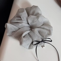 Détail du chouchou en mousseline à pois avec ruban noir et pendentif coeur argenté - Style Noeud Ruban à Pois