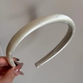Detailstruktur des cremefarbenen Satin-Haarbands mit zarten weißen Blattmustern - Floral Satin Stirnband - Schmal / Gebrochenes Weiß