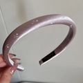 Nahaufnahme des rosa Satin-Haarreifs mit weißen Tulpenmustern und dicker Polstertextur - Floral Satin Stirnband - Schmal / Rosa