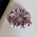 Dettaglio dell'elastico per capelli in raso viola con fiori e consistenza setosa - Scrunchie in Raso Floreale / Rosa
