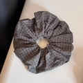 Gros plan d'un chouchou en tissu gris à carreaux avec motif quadrillé détaillé - Élastique à cheveux / Gris