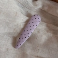 Nahaufnahme der lila gepunkteten Stoff-Haarklammer mit grober Leinentextur-Optik - Lila feine Polka Dot Wassertropfen Stil