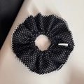 Détail d'un chouchou à pois avec bordure en dentelle et étiquette tissée à la main - Chouchou Pois Bord Ondulé