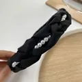 Elegante cerchietto intrecciato nero con perle bianche per acconciature donna e cura viso - Nero