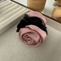 Elegante pinza per capelli con rosa in raso rosa e clip in resina nera stile vintage francese - Rosa