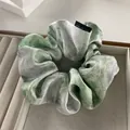 Eleganter plissierter Haargummi mit Tintenmarmor-Muster in einer Schmuckschale für Damen - Klein / Grün