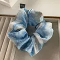 Detailansicht eines großen Polyester-Haargummis mit blau-weißem Aquarellmuster auf Samt - Klein / Blau