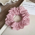 Detailopname van roze kanten scrunchie met verfijnde geborduurde uitgesneden patronen - Lotusroze