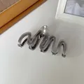 Detail van de S-vormige haarklem van rookgrijs acetaat met een metalen onderkant - Water Lichtgrijs