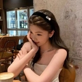 Diadema elegante de terciopelo negro con perla y cristal cuadrado en una modelo - Estilo de Cuentas