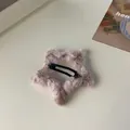 Detalle de la pinza de estrella de felpa con mohair sintético en tono gris púrpura - Violeta Claro