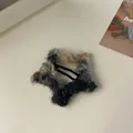 Detalle de la pinza para el pelo con forma de estrella y suave textura de felpa tie-dye - Negro Marrón