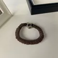 Detalle de coletero marrón oscuro con colgante de corazón transparente en estampado de leopardo - Café-Corazón Leopardo