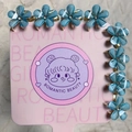Élégant lot de 9 barrettes fleurs bleues en résine avec cristaux sur carte de présentation - Bleu