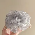 Pinza per capelli a fiore in organza grigio argento con perla centrale in vista manuale - Grigio Fumo