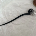 Detalle de horquilla de madera negra con media luna vintage y borla colgante elegante - Borla Luna