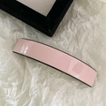 Detalle macro de un pasador de pelo de acetato rosa con bordes negros de estilo francés - Rosa