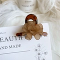 Details zur Kamelien-Haarklammer mit Schildpatt-Textur und mattbraunen Blütenblättern - Orangefarbene Blume