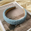 Dettaglio del cerchietto in denim blu con paillettes argentate e fodera in camoscio - Azzurro