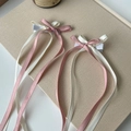 Barrettes à cheveux nœud style ballet rose et beige avec longs rubans sur fond en tissu - Style de Ruban de Noeud / Beige Et Rose
