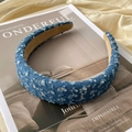 Dettaglio cerchietto in denim blu con paillettes argentate e fodera antiscivolo interna - Acqua