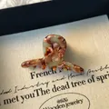 Gros plan détaillé sur pince à cheveux en acétate ambré avec gravure France Handmade - Bleu Royal